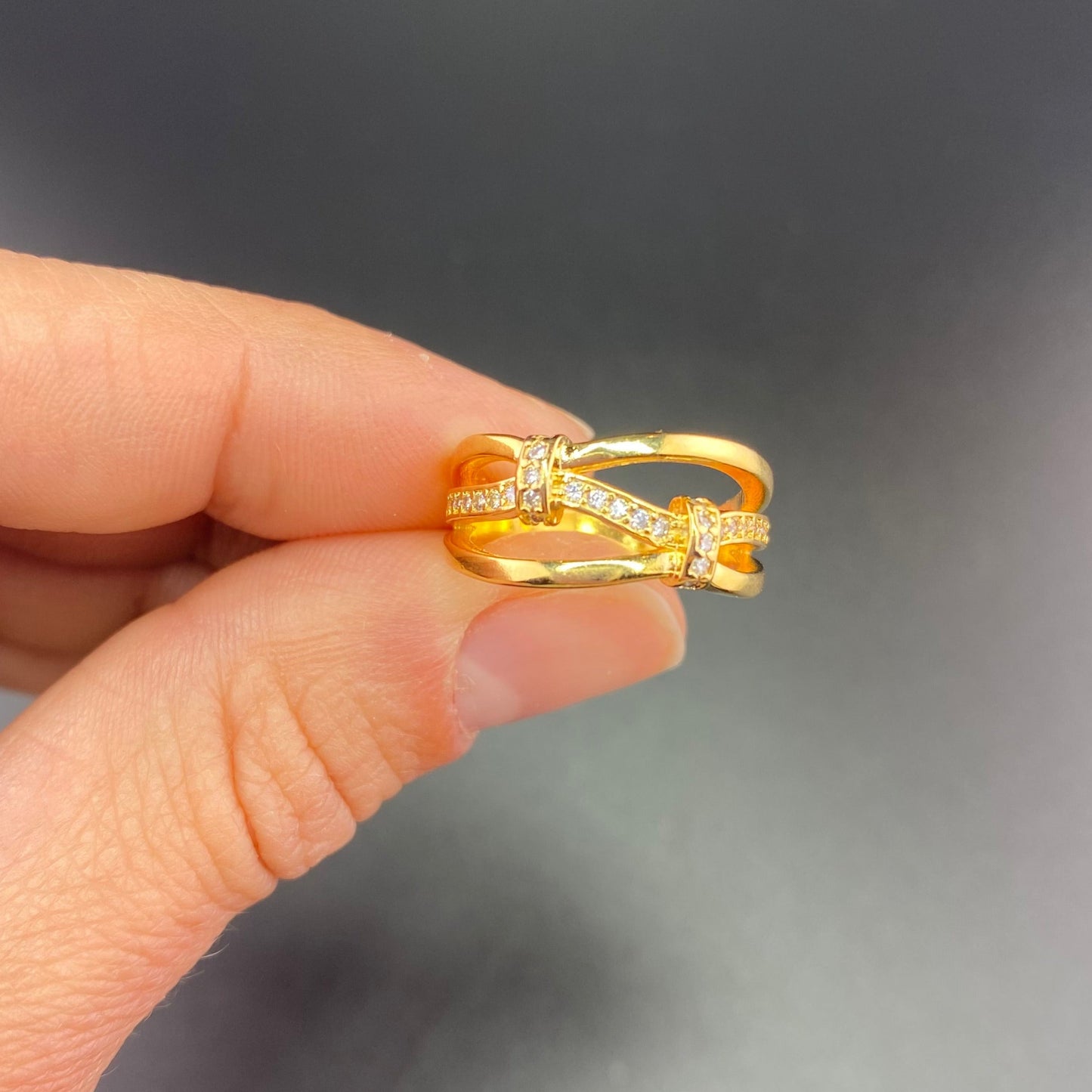 Wavy Knotted Bands